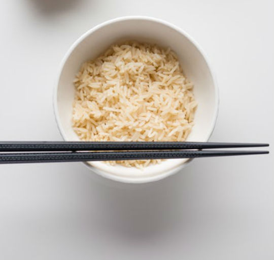 O arroz ajuda a manter o cabelo saudável?